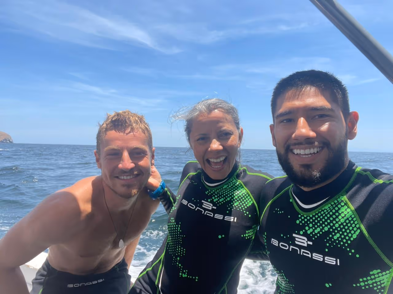 Vista panorámica de las Islas Catalinas desde el barco de buceo