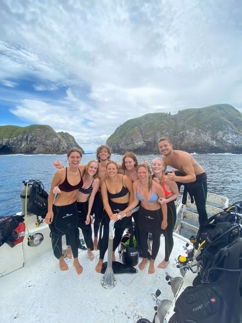 Buzos felices en el barco después de un exitoso tour de buceo