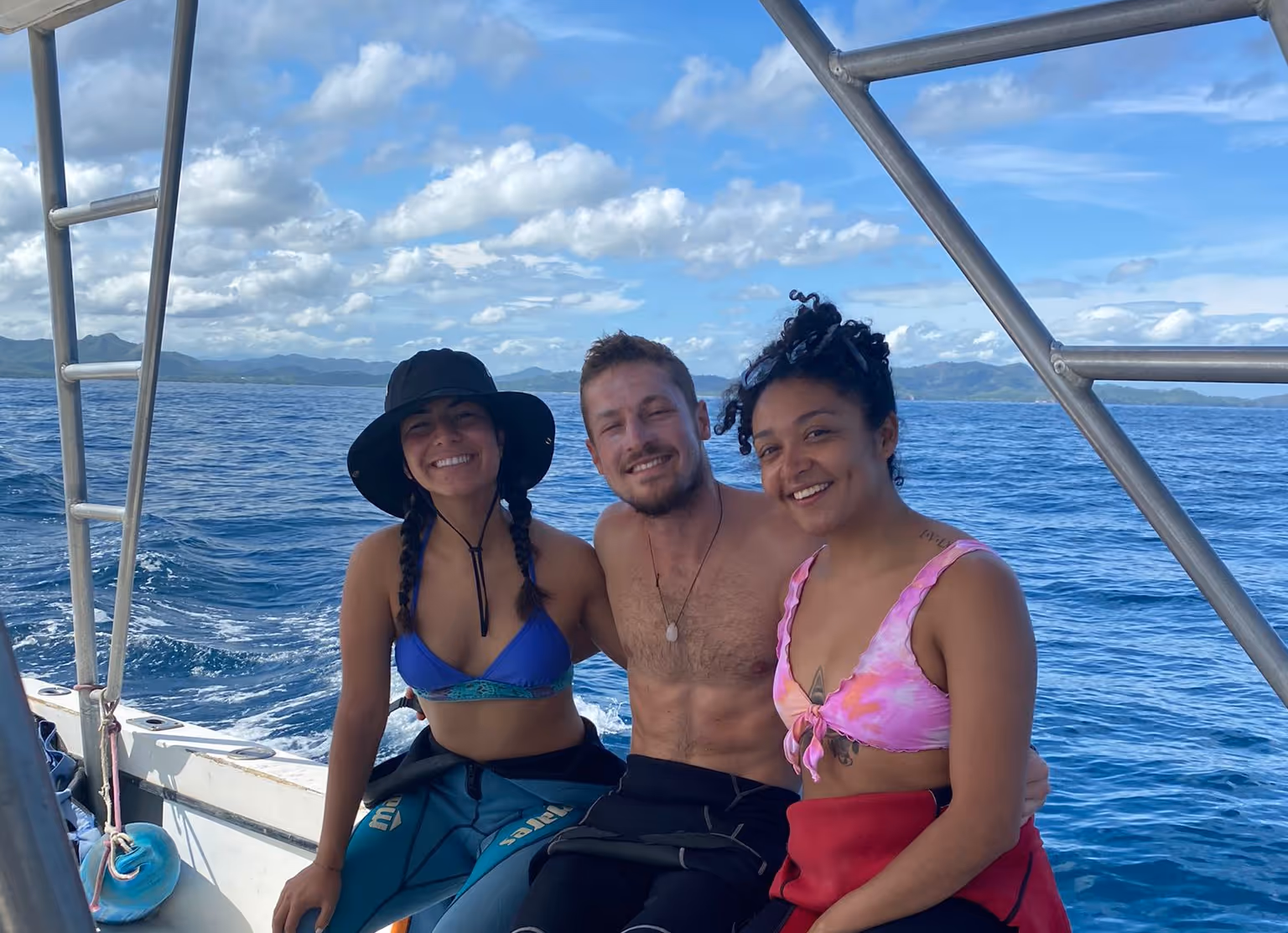 Raya águila manchada cruzando las aguas tropicales cristalinas